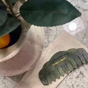 Grace & Stella Jade scalp comb